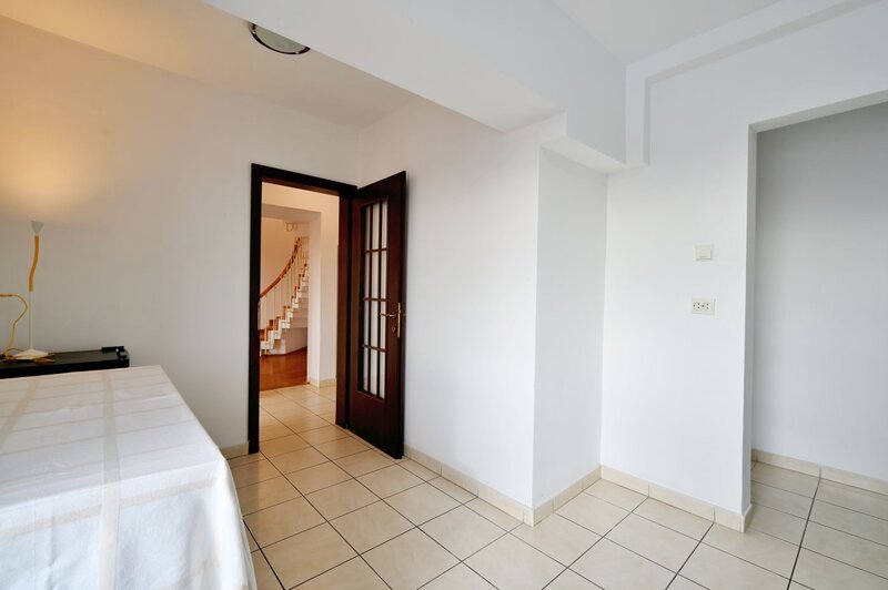 Bd. Unirii 12, Fantani, Casa Poporului, vedere Mitropolie.